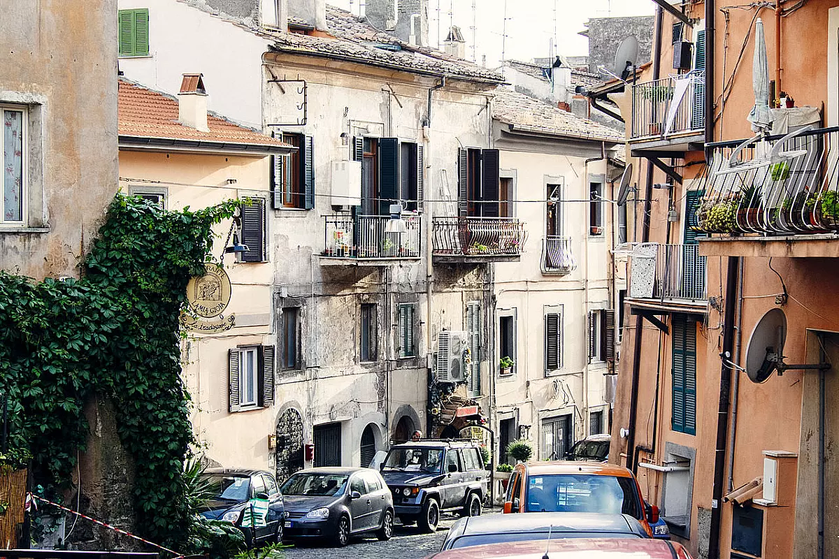 Genzano di Roma, una veduta del centro storico nella città del pane di Genzano