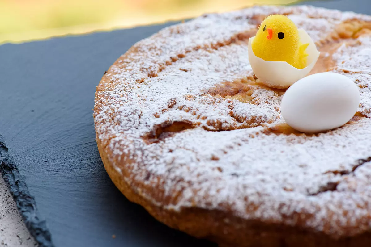 Pastiera napoletana con sopra un pulcino finto, ed un uovo