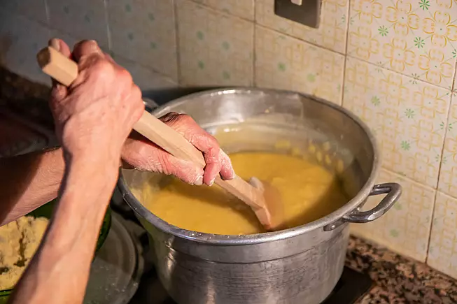 Polenta nel paiolo