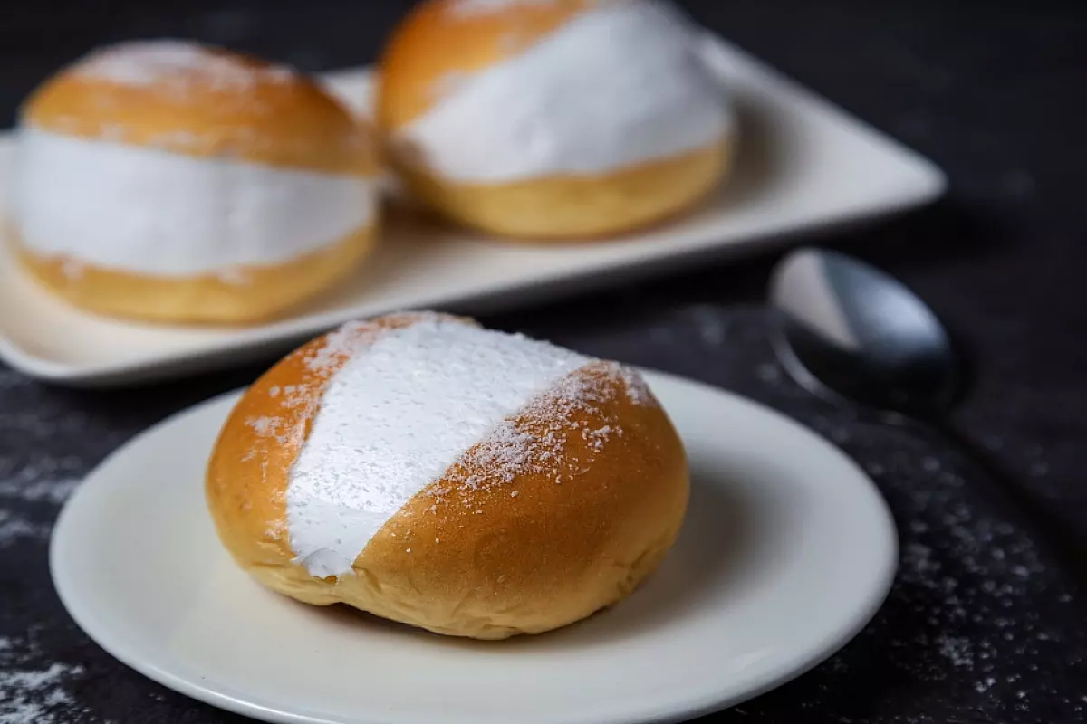 Maritozzi ripieni di panna montata fresca