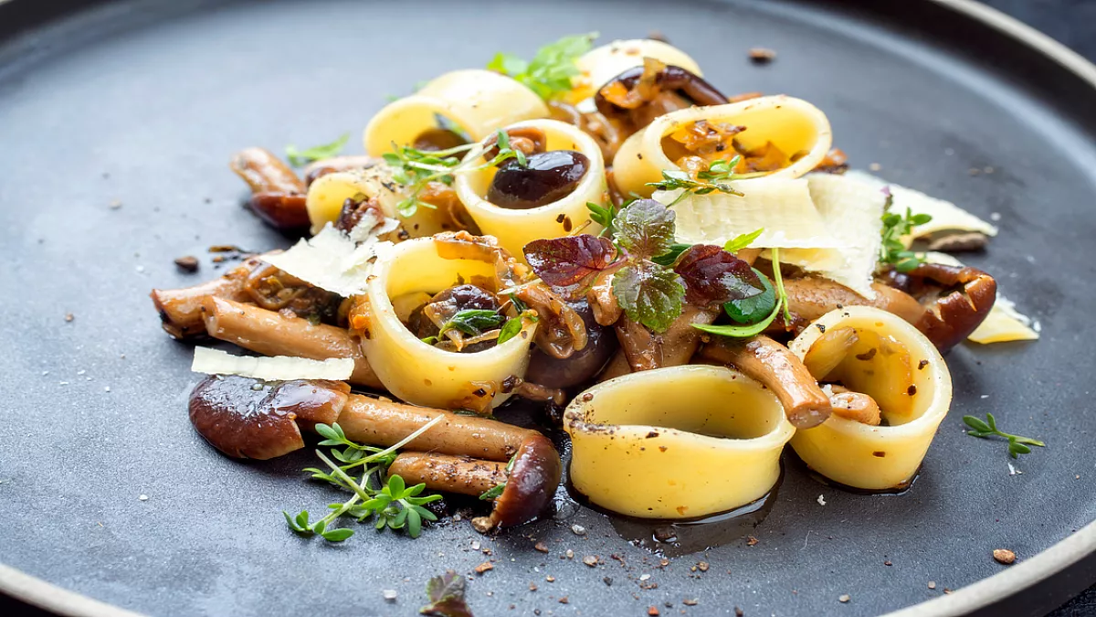Pasta condita con i funghi pioppini