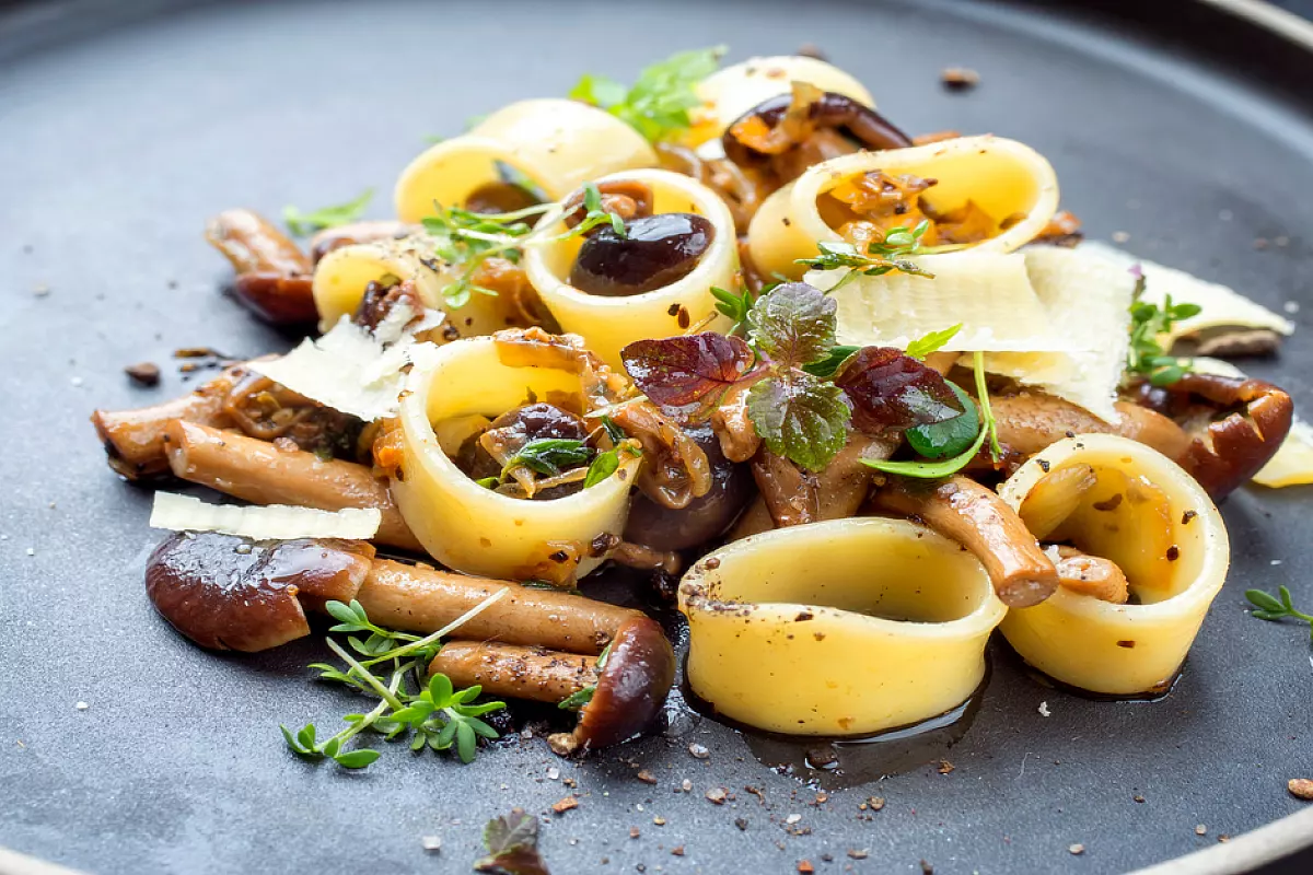 Pasta condita con i funghi pioppini