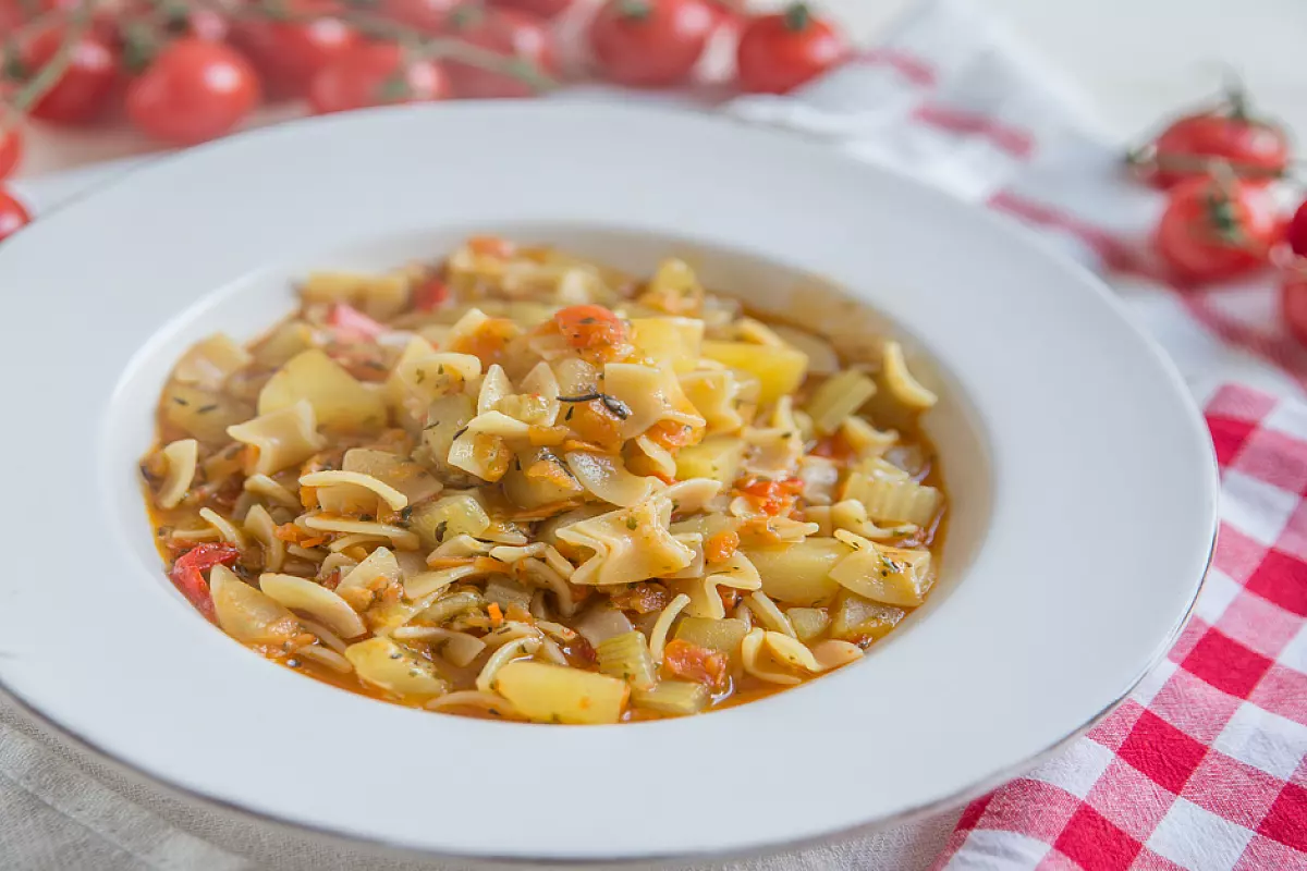 Pasta e patate zuppa con verdure