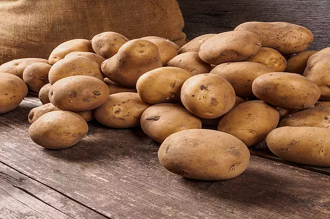Pila di patate fresche su tavolo