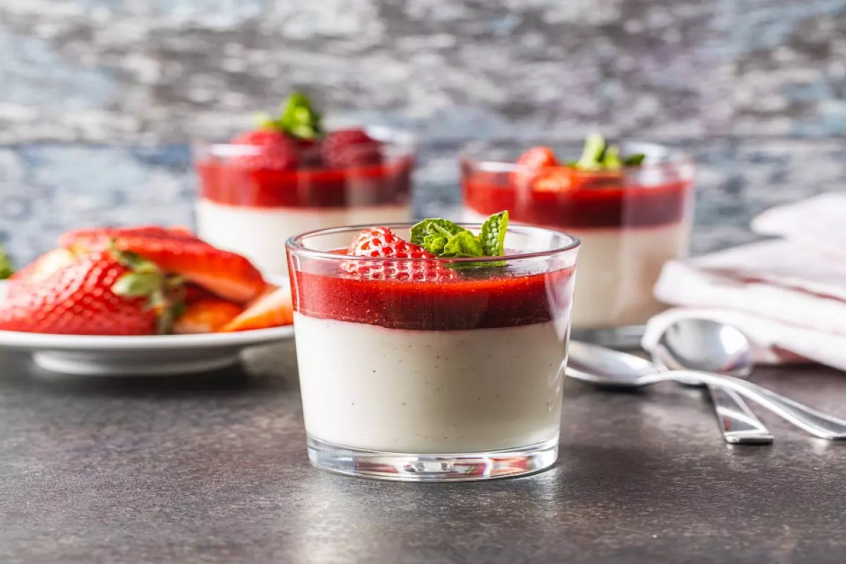 Panna cotta con salsa di fragole