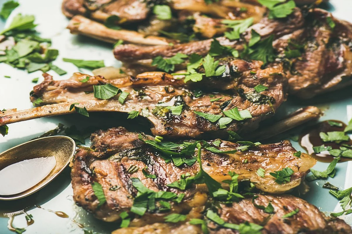 Costolette d'agnello con menta e aglio