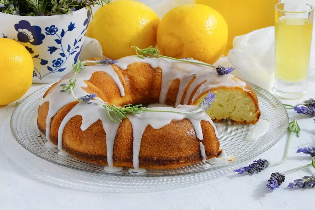 Torta al limone glassata 