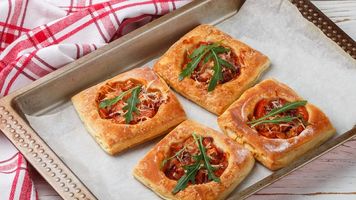 aperitivo con pasta sfoglia e pomodorini