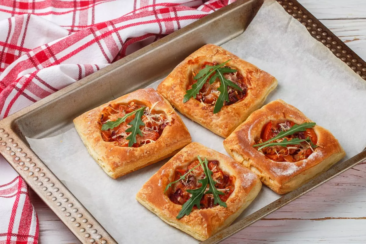 aperitivo con pasta sfoglia e pomodorini