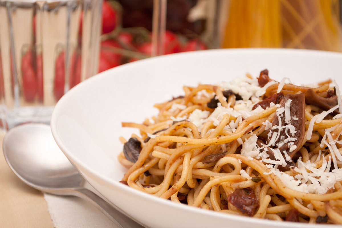 Sapore del sole: la pasta italiana con pesto di pomodori secchi e alici ...