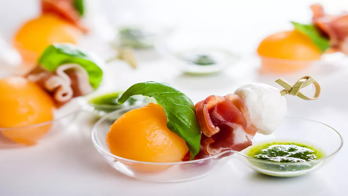 Spiedini di melone, prosciutto e mozzarelline