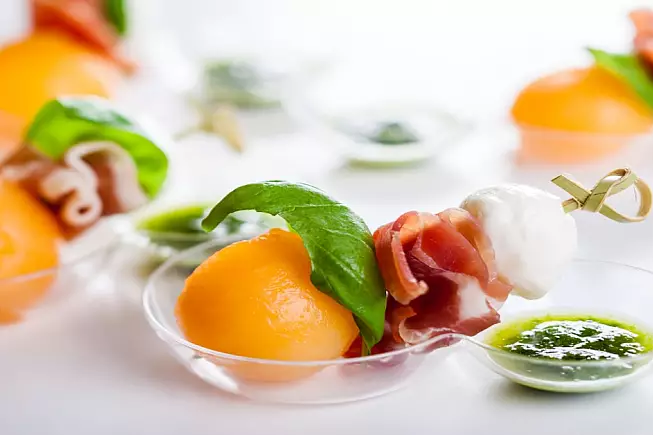 Spiedini di melone, prosciutto e mozzarelline