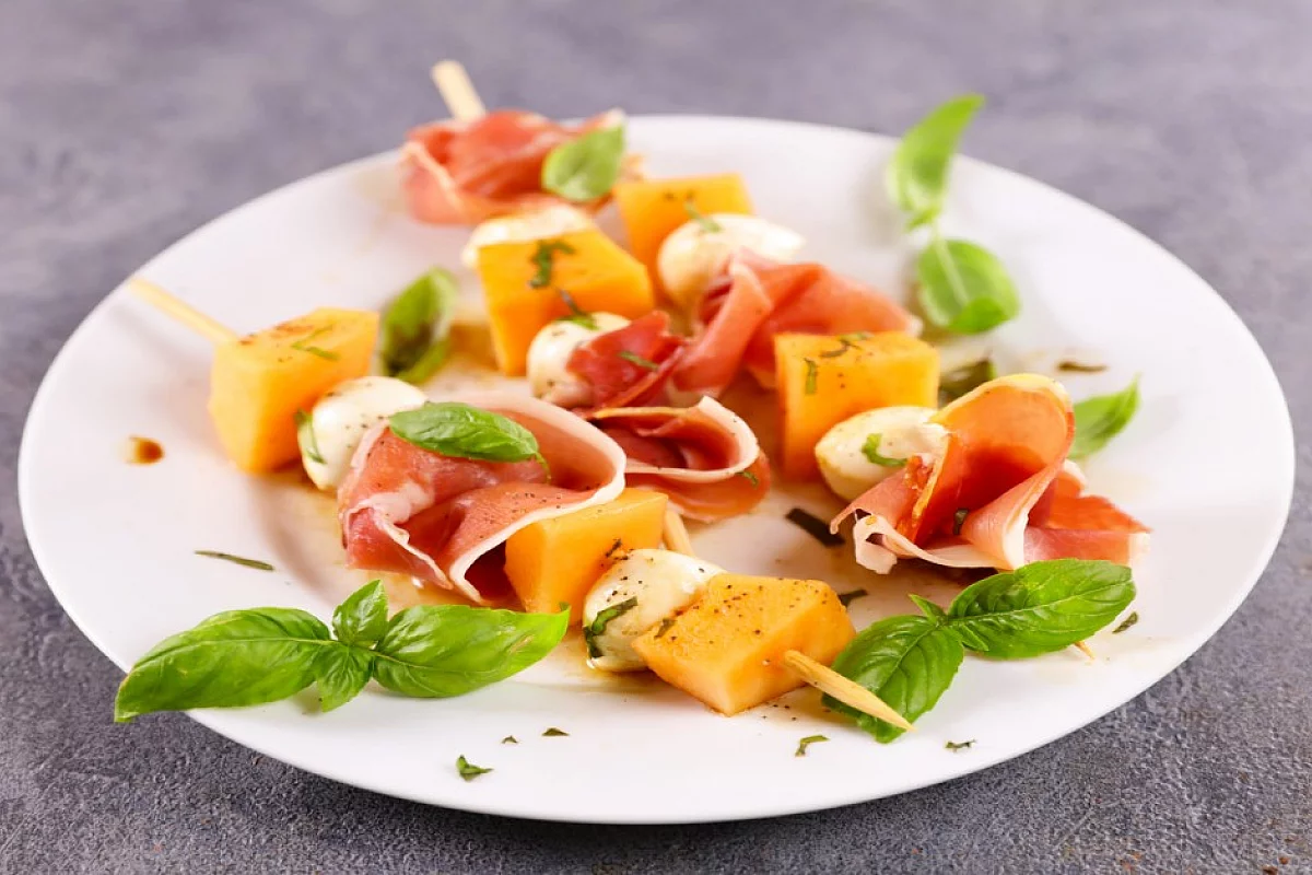 Spiedini di melone, prosciutto e mozzarelline