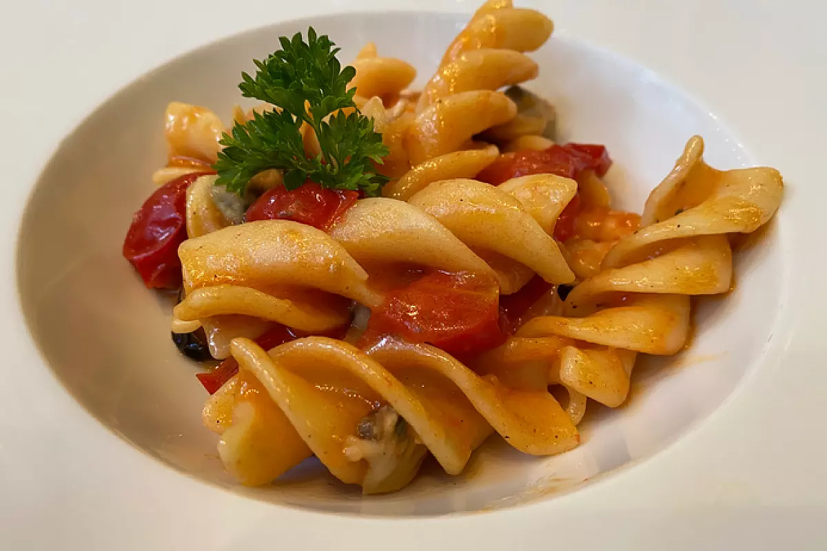 fusilloni mandorle e pomodorini caramellati