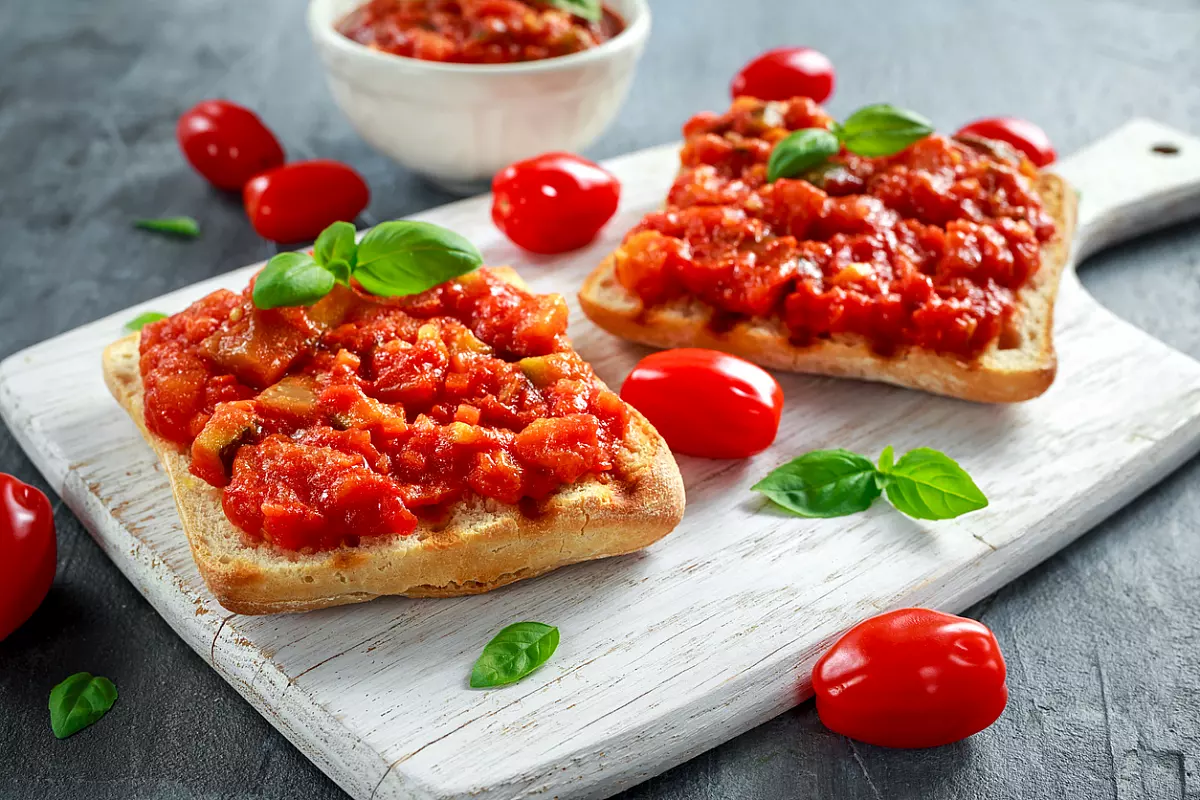 crostini di pane e pomodoro