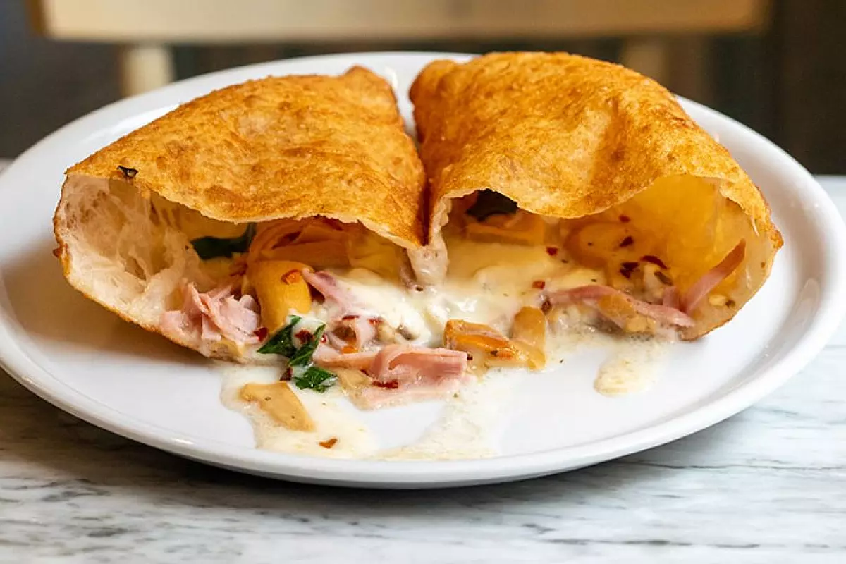 Crediti foto: https://1947pizzafritta.it/1947-pizza-fritta/