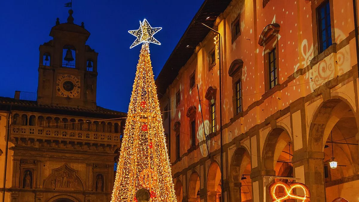 Un viaggio incantato nel cuore del Natale con il mercatino natalizio nel centro storico di Arezzo