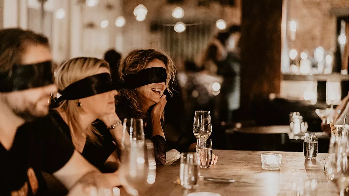Luci spente e sensi accesi l'esperienza unica di Dining in the Dark a Roma