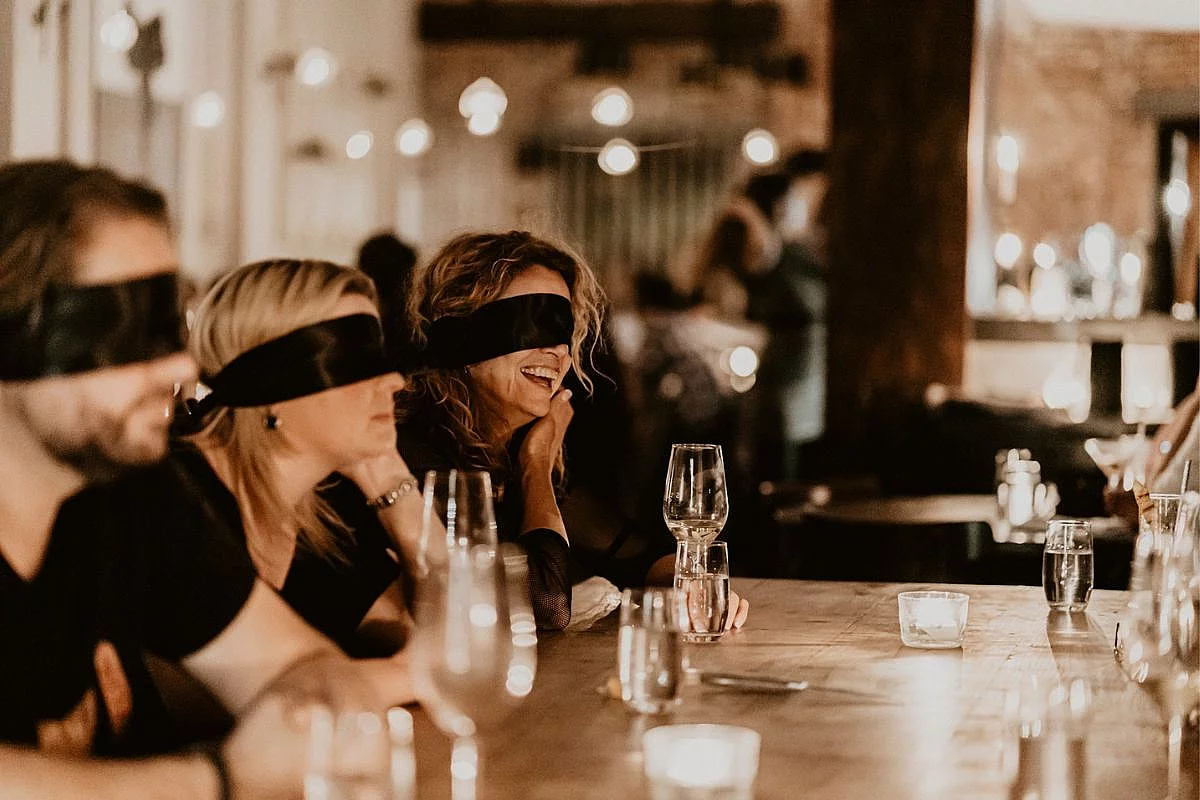 Luci spente e sensi accesi l'esperienza unica di Dining in the Dark a Roma