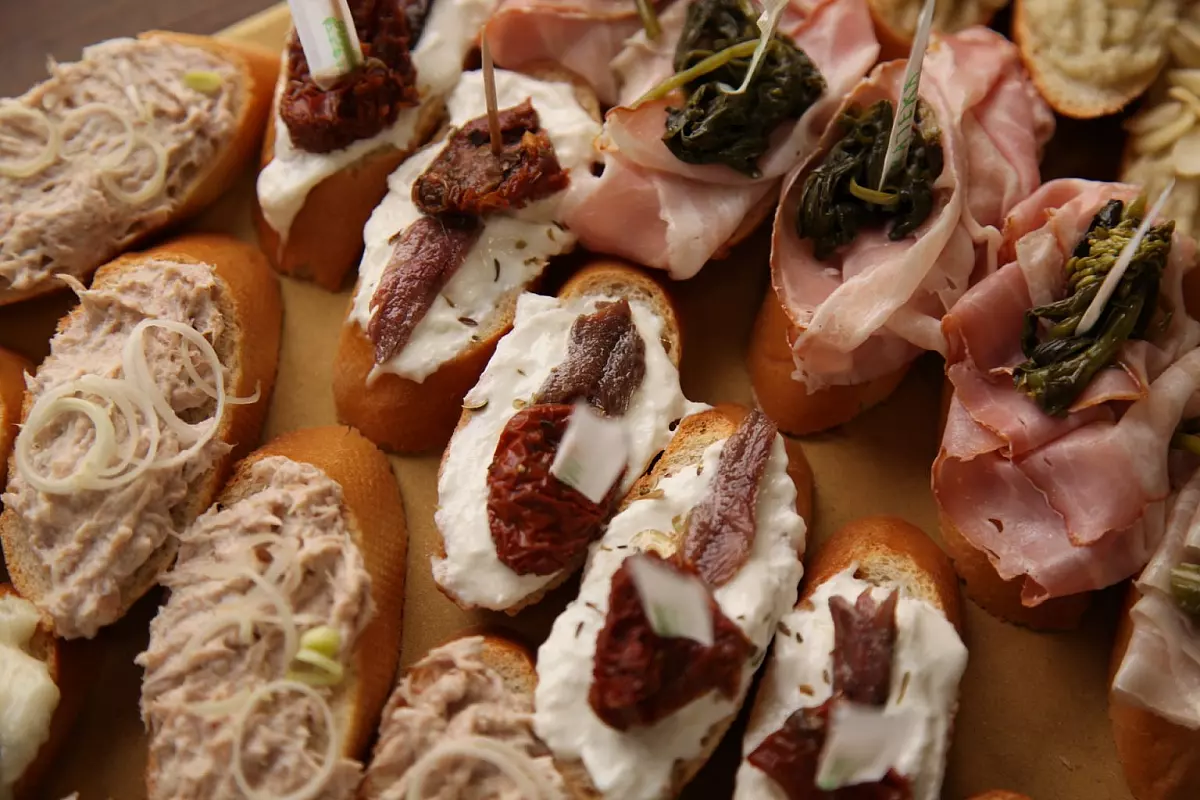 Crostini con vari condimenti 