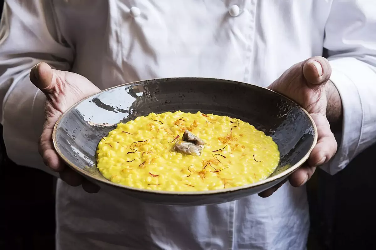 Risotto-allo-zafferano-con-arancia-e-midollo