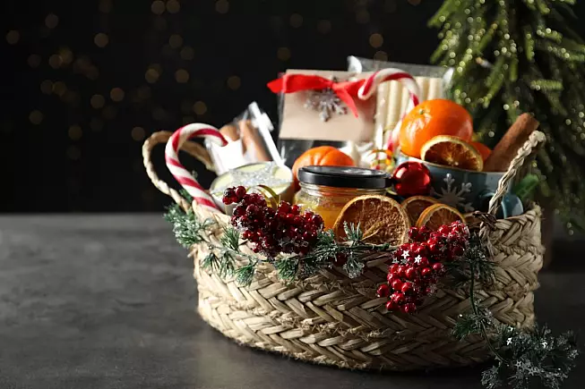 Regali di Natale 2023 i toscani scelgono il settore enogastronomico