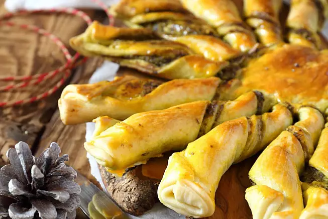Stella di Natale di pasta sfoglia un capolavoro di gusto perfetto per le feste