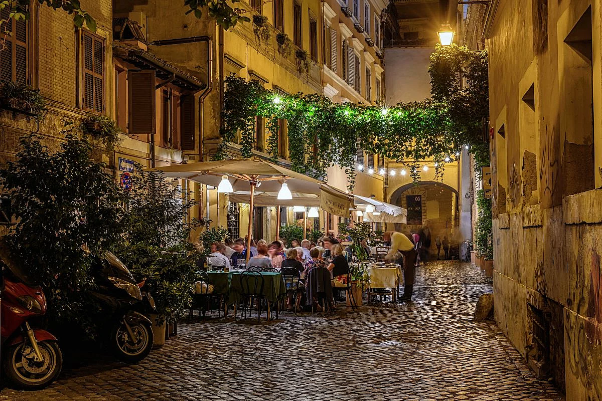 Intrattenimento e buon cibo a Trastevere: i ristoranti che uniscono cucina romana e spettacolo