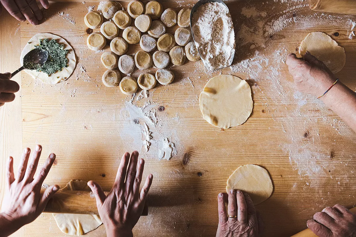 Ecco come si preparano le tutres, le frittelle ripiene di ricotta e spinaci tipiche dell'Alta Badia (fonte: www.facebook.com/altabadia.org)