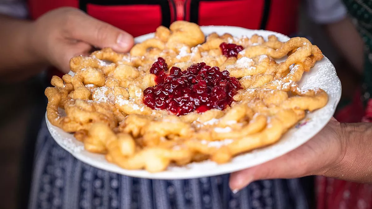 La tradizionale frittella di mele o kaiserschmarrn, tipica dell'Alta Badia (fonte: www.facebook.com/altabadia.org)