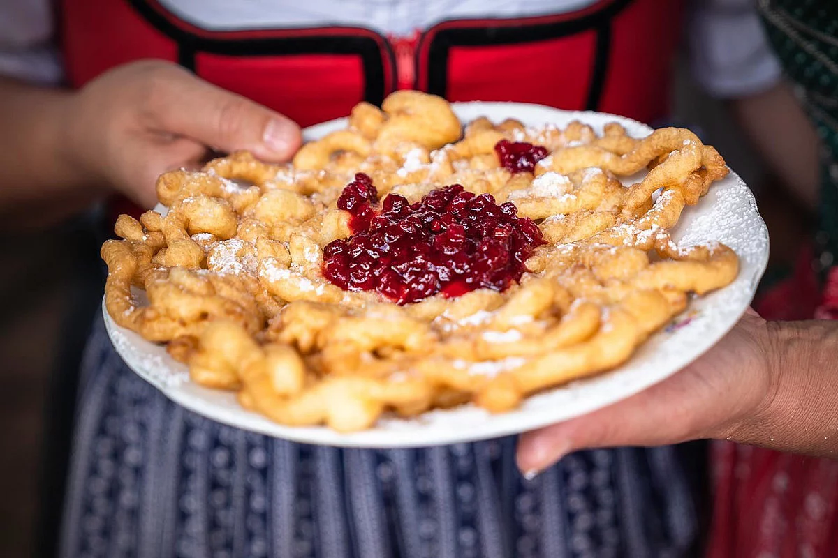 La tradizionale frittella di mele o kaiserschmarrn, tipica dell'Alta Badia (fonte: www.facebook.com/altabadia.org)