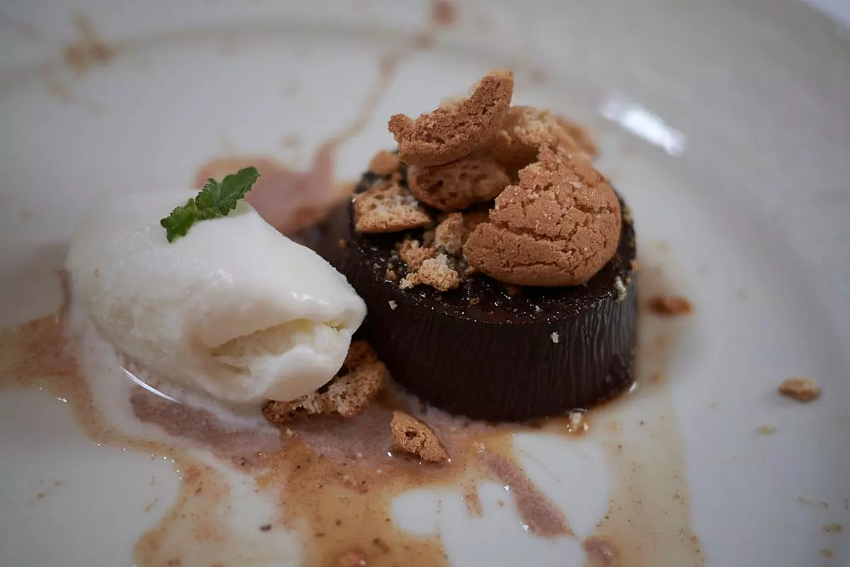 bunet al cioccolato e amaretti con gelato alla vaniglia