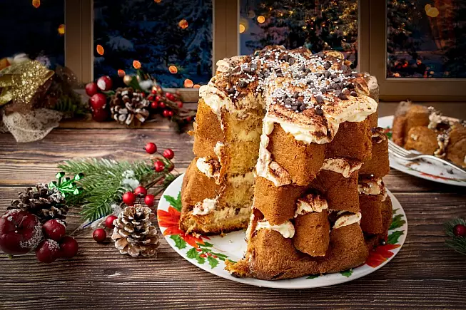 Pandoro farcito al Tiramisù: la deliziosa fusione di due classici italiani nelle pasticcerie di Roma