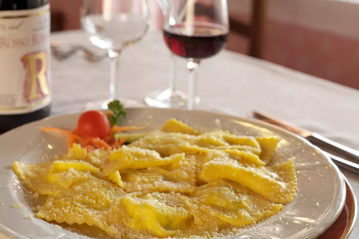 I tortelli d'erbetta sono uno dei primi piatti immancabili da Romani a Parma (fonte: www.facebook.com/ristoranteromani)