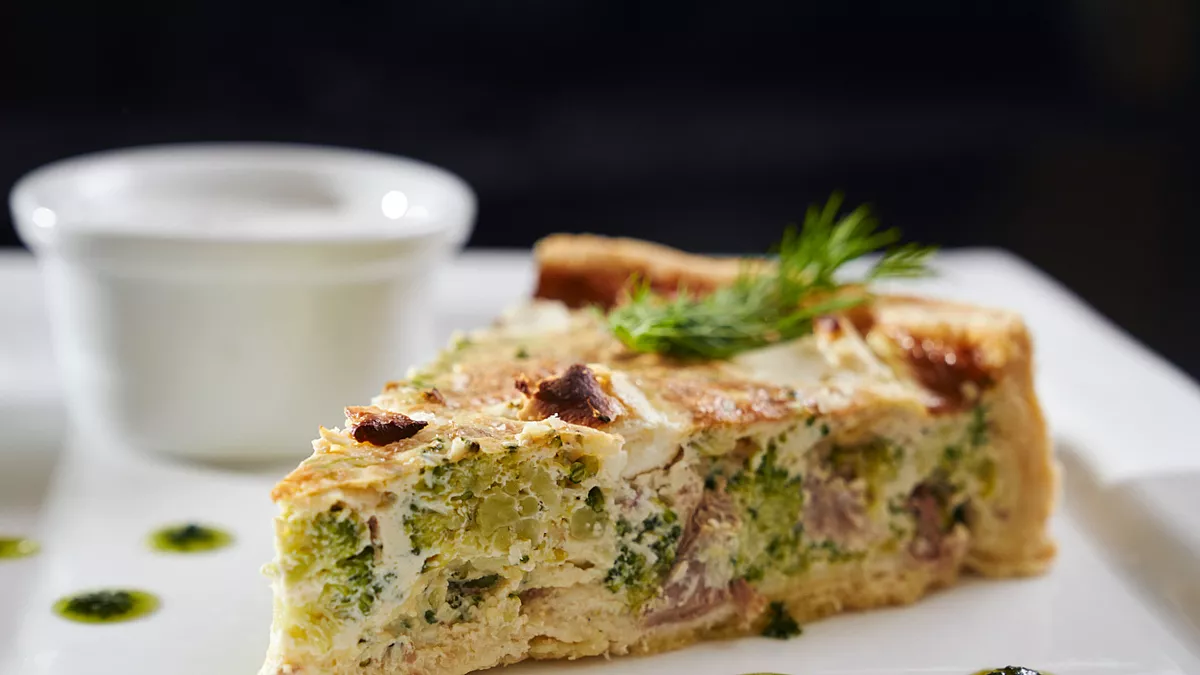 Una golosissima fetta di torta salata di broccoli