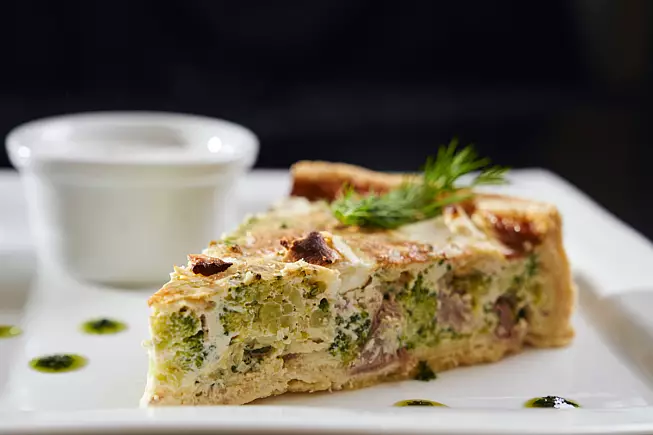 Una golosissima fetta di torta salata di broccoli