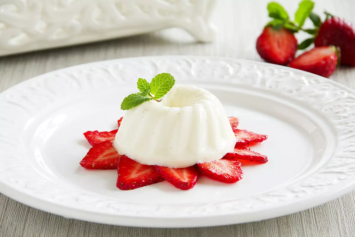 Biancomangiare su un letto di fragole
