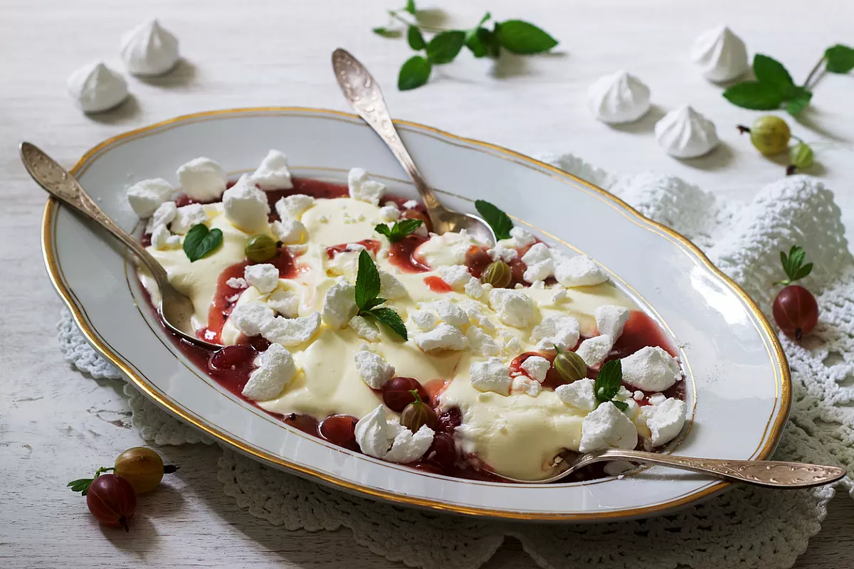 Eton mess dessert