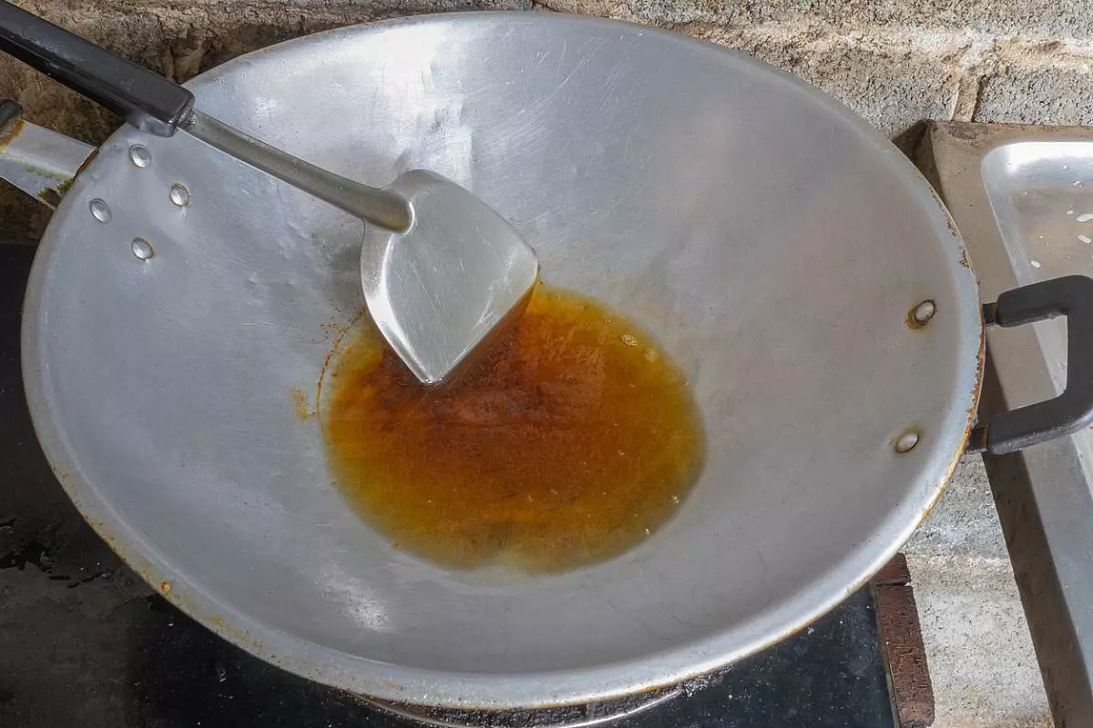 Padella Wok con olio sul fondo