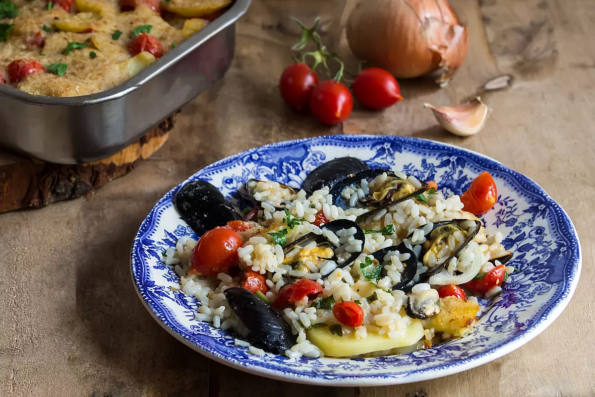 Piatto con riso, patate e cozze