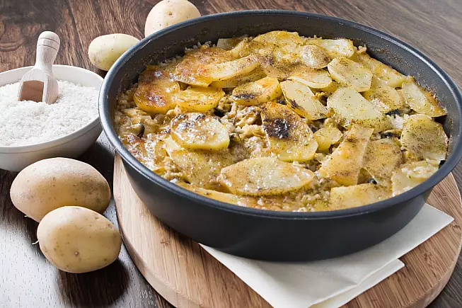 Tiella con riso, patate e cozze