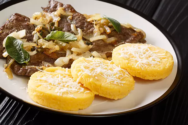Fegato alla veneziana servito con polenta