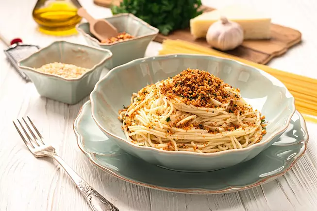 Pasta ca muddica su un piatto e gli ingredienti