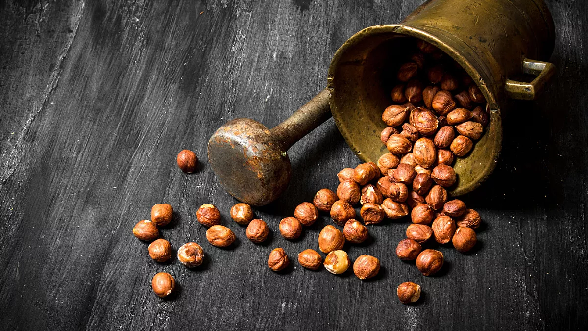 Nocciole in un pestello