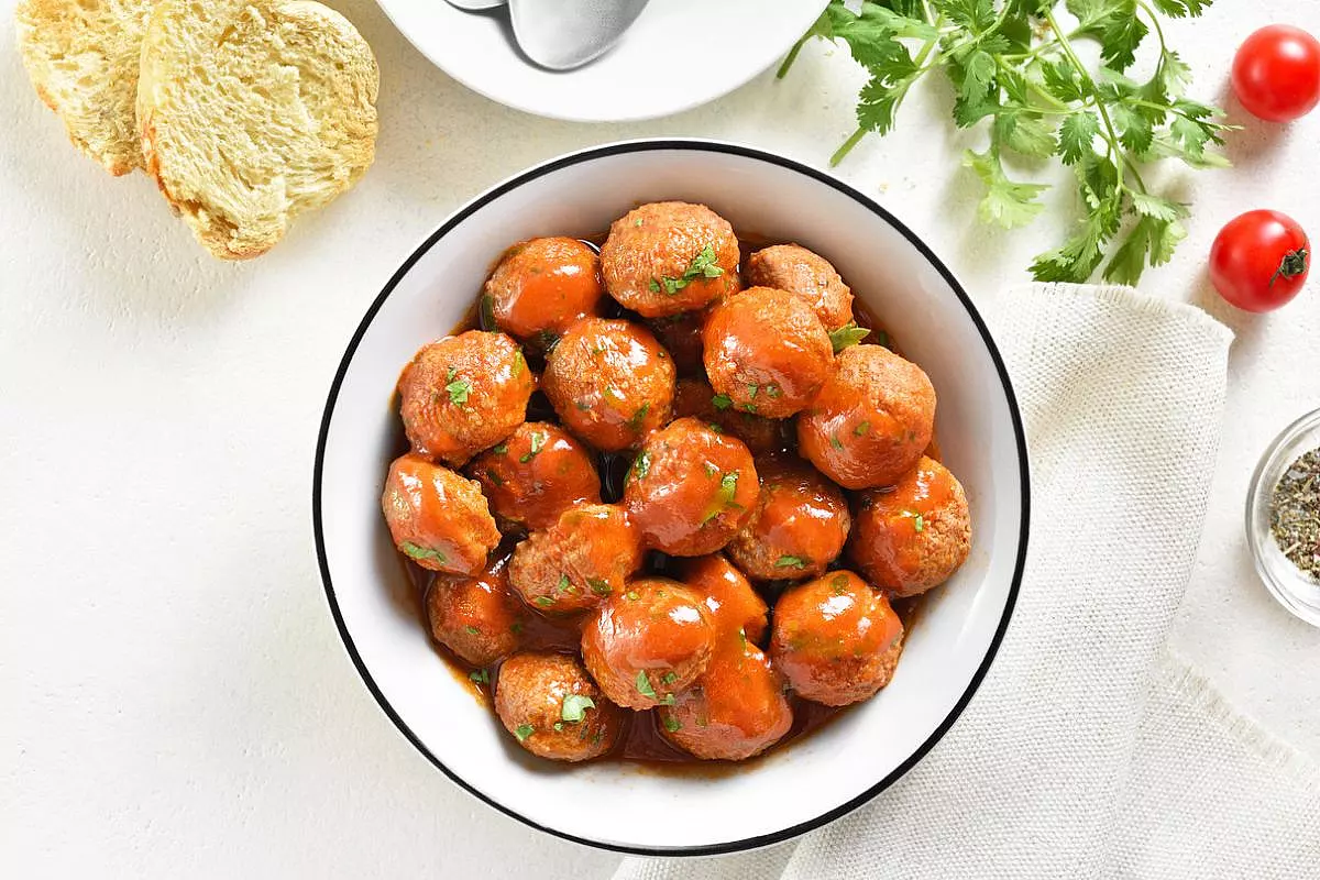 Polpette di pane al sugo in un piatto