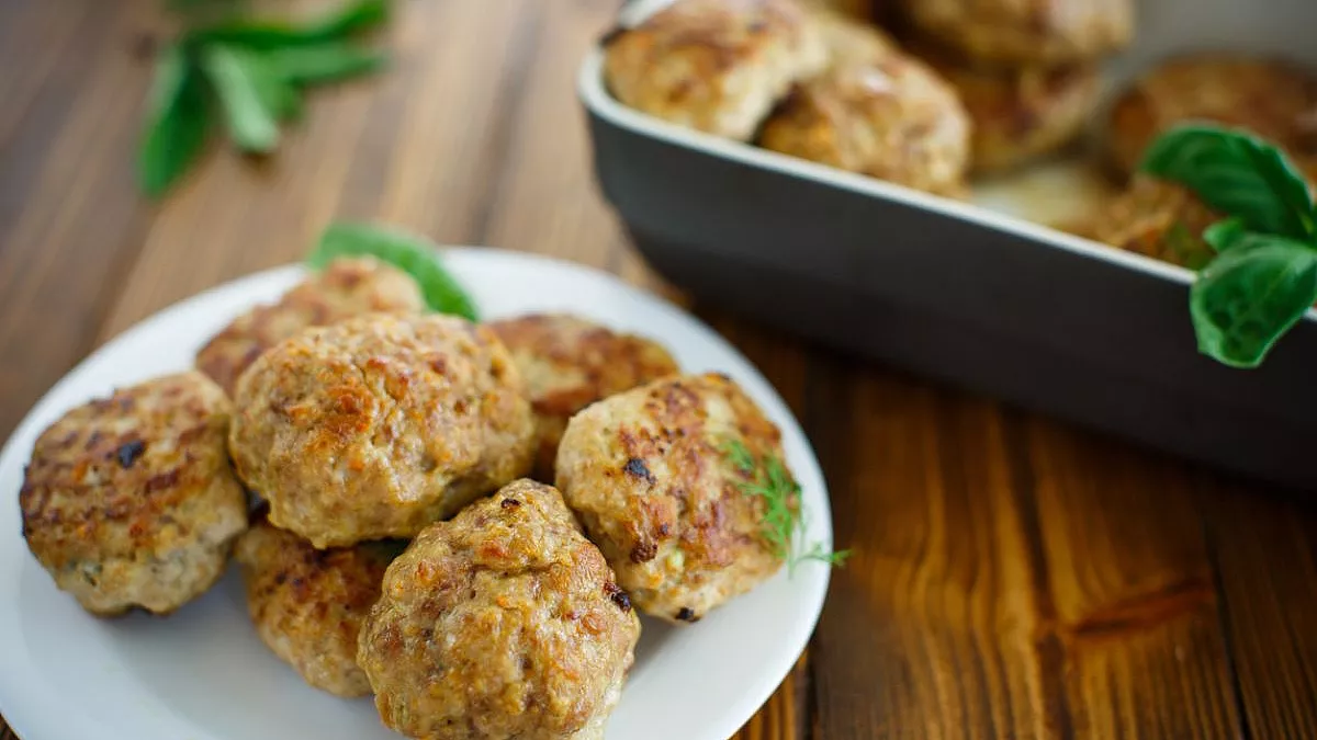 Polpette di pane pugliese su un piatto