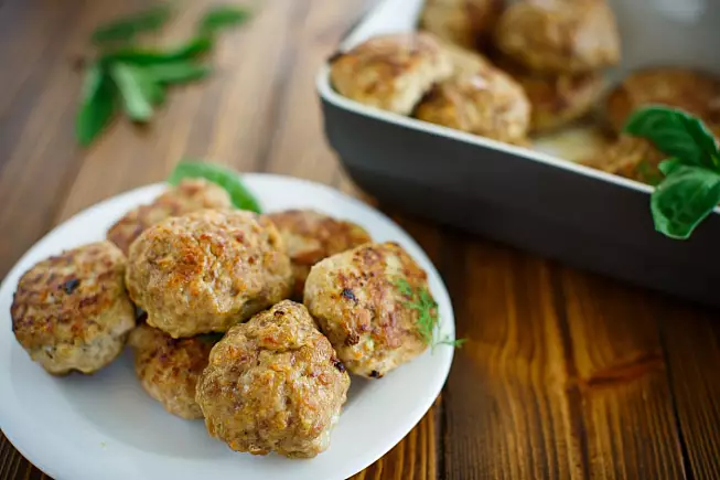 Polpette di pane pugliese su un piatto