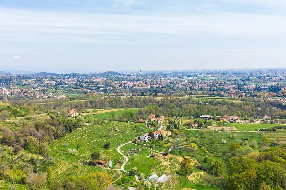 Vista panoramica di Brianza, paese natale della torta paesana - IS: 1481618225