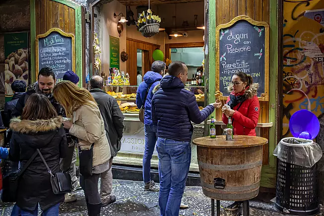 Pizza fritta a Napoli, 5 indirizzi (ph. Gennaro Leonardi - istock.com)