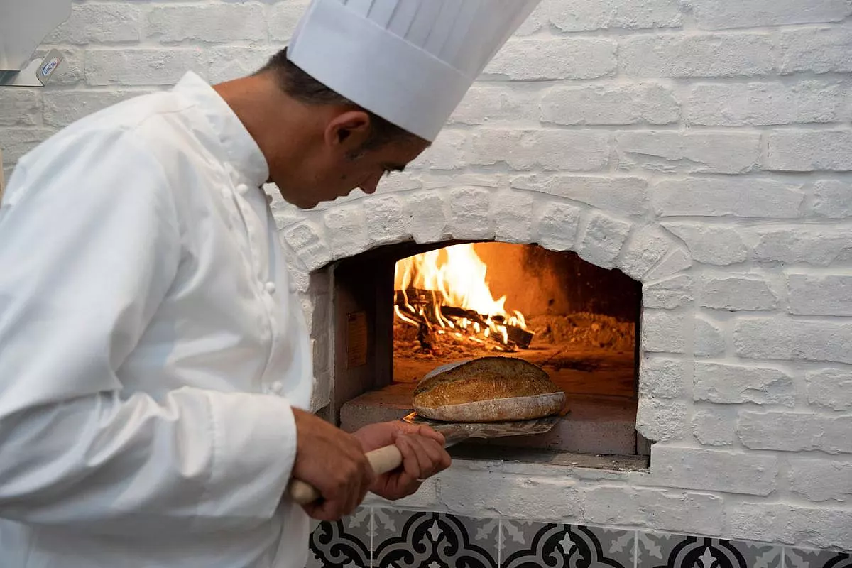 Lo chef Pasquale Martinelli che sforna il pane di Altamura